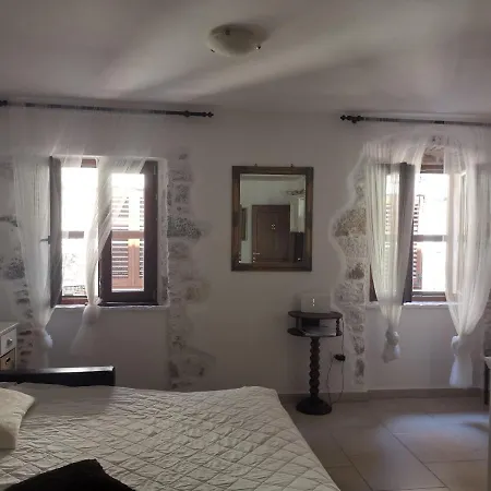 Apartment Martin - 10 Mt To The Beach Rovinj Exterior photo